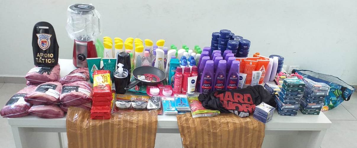 Mulheres S O Presas Em Flagrantes Pela Gmj Produtos Furtados De